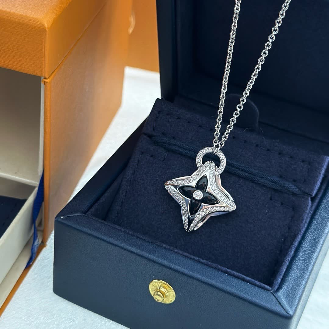Louis Vuitton Happy Diamonds Star Pendant Necklace